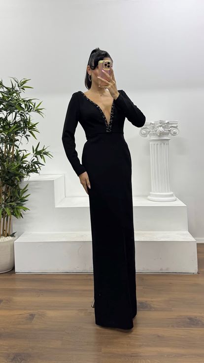 Schwarzes, tief eingefasstes, mit Steinen verziertes Abendkleid in besonderem Design